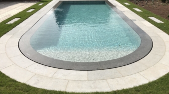 Piscine-à-débordement-avec-roman-scaled
