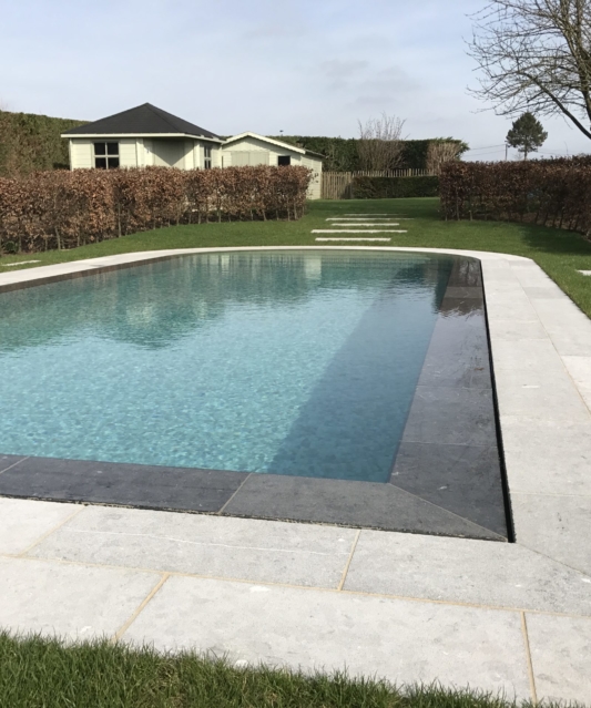 Piscine-à-débordement.-Effet-miroir-deau.-scaled